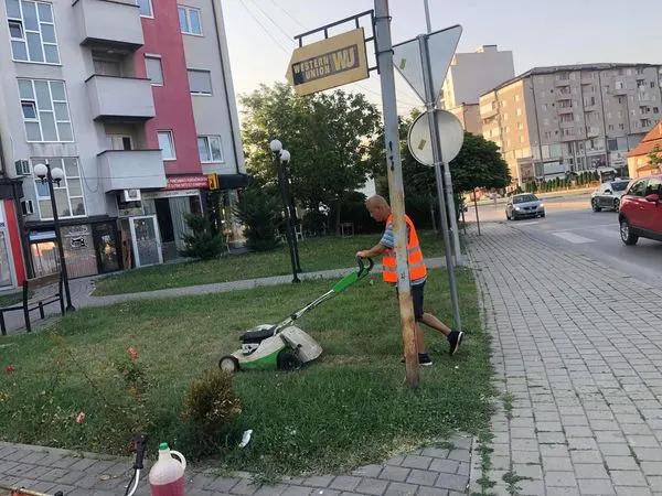 Mirëmbajtja dhe kositja e hapësirës së gjelbërt, rrmihja e pjesës rreth lapidarit të drunjëve dekorativ, ujitja e hapësirës gjelbruese, larja e lapidarit 💦dhe largimi i mbeturinave tek parku i Lapidarit "Ahmet Kaçiku", nga punëtorët 🦺🧤🧹  e palodhur dh