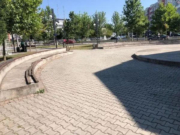 Mirëmbajtja e hapësirave gjelbëruese, pastrimi i mbeturinave tek sheshi "Ismail Kadare".