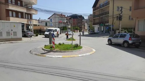 Mirëmbajtja e hapësirave të gjelbërta , kositja dhe pastrimi i barit te rrethrrotullimi dhe pjesët tjera të gjelbërta në rrugën  "Emin Duraku". 🍀