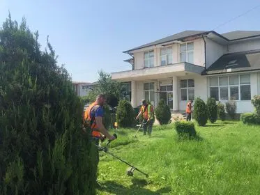 Kositja e barit ,pastrimi i hapësirave gjelbëruese tek "Qendra e Mjekësisë Familjare 4".
