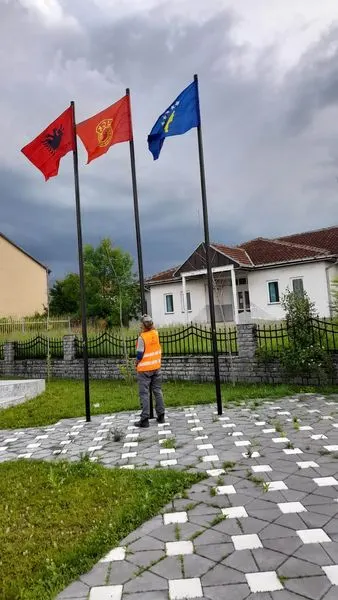 Pastrimi dhe vendosja e flamujve të rinjë te Obelisku "Maja e Lirisë". 🇦🇱🇽🇰