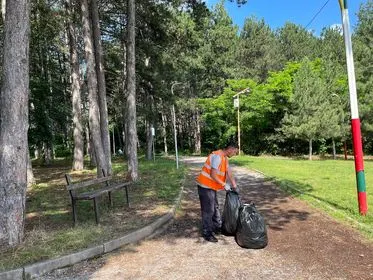 Pastrimi i hapësirës së gjelbërt ,mbledhja e mbeturinave te parku "Liria". 🌲 🍀