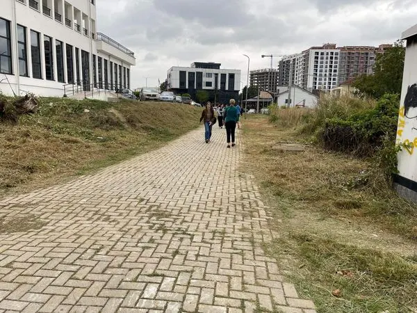 Tani qytetarët, përsoneli mësimor dhe nxënësit e kanë më të lehtë qasjen në rrugën alternative për tek Gjimnazi “Kuvendi i Arbërit”, dhe Shkollën Profesionale “Zenel Hajdini”. Këto janë pamjet pas intervenimit të NPL "Ambienti".