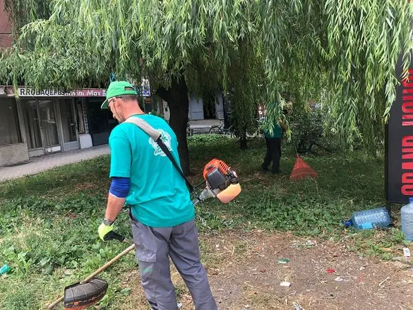 Mirëmbajtja e hapësirave gjelbëruese, mbledhja e mbeturinave, kositja dhe pastrimi i barit në parkun mbrapa banesave dhe në oborrin para banesave kolektive në rrugën "Vëllezërit Gërvalla".