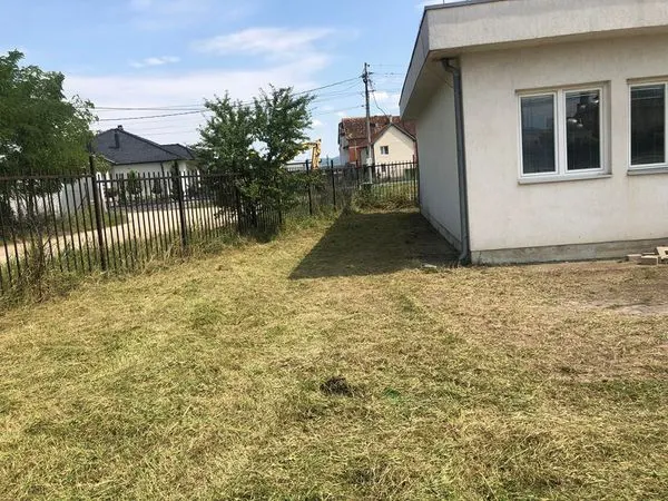 Mirëmbajtja e hapësirës së gjelbërt, kositja dhe pastrimi i barit në oborrin tek "Ambulanta e Mjekësisë Familjare" në fshatin Talinoc.