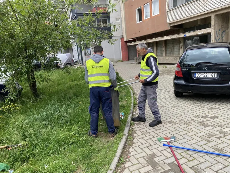 🏙Banesat kolektive në rrugën Dëshmorët e Kombit dhe në parkun tek banesat kolektive në rrugën Vëllezërit Gërvalla.
