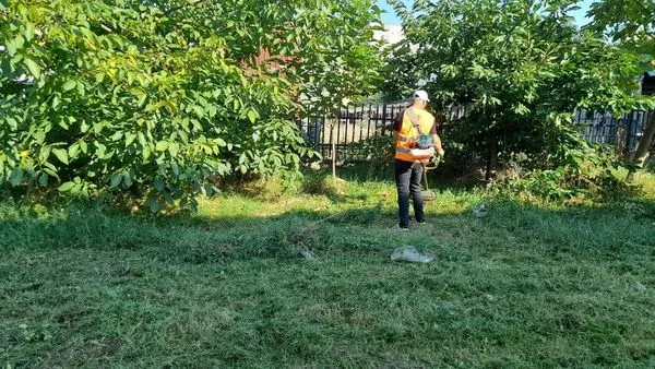 Punonjësit e hapësirave gjelbruese të NPL "Ambienti", gjatë ditës ishin në aksion të kositjes së barit dhe pastrimit të oborrit nga mbeturinat e ndryshme tek Qendra për Aftësim Profesional në Ferizaj🧹🏣.