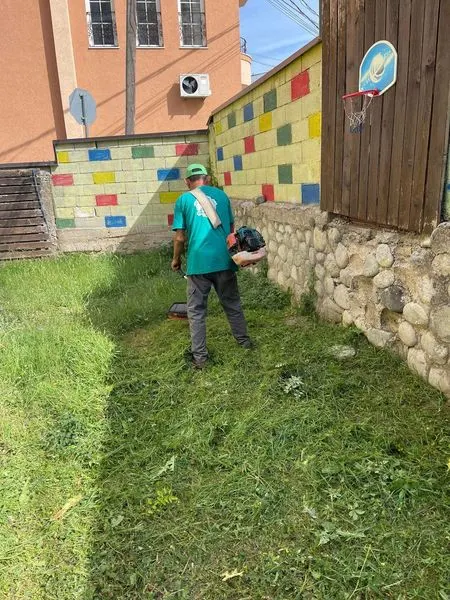 👷🏻‍♂️🦺Punonjësit e NPL "Ambienti", u angazhuan në mirëmbajtjen e hapësirave gjelbëruese 🍀të Qendrës për Mbrojtjen e Grave dhe Fëmijëve Shtëpia Ime.