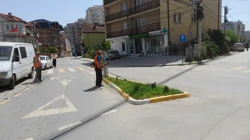 Mirëmbajtja e hapësirave të gjelbërta , kositja dhe pastrimi i barit te rrethrrotullimi dhe pjesët tjera të gjelbërta në rrugën  "Emin Duraku". 🍀