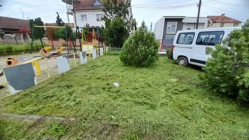 Kositja e barit ,pastrimi i hapësirës së gjelbërt tek "Qendra e Mjekësisë Familjare 1". 🍀