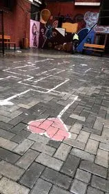 Mbledhja e mbeturinave dhe pastrimi i hapësirës publike te banesat kolektive.