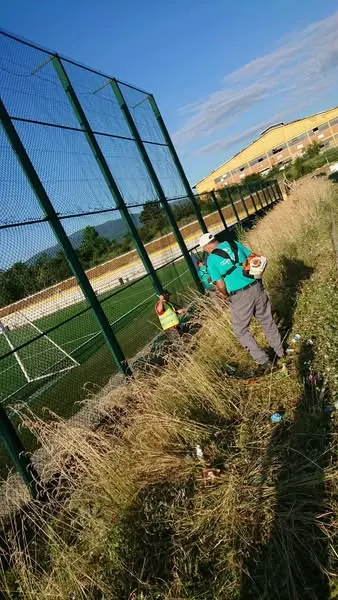 ⚽ Mirëmbajtje dhe kositje e barit në Stadiumin e Qytetit – Ferizaj ⚽🌱