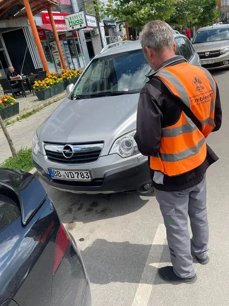 Punëtorët e ndërmarrjes publike lokale "Ambienti"gjatë punës së inkasimit të parkingut në rrugën "Dëshmorët e Kombit".