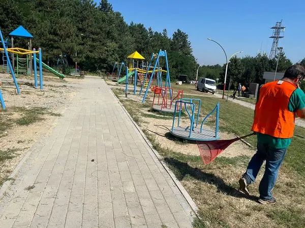 🌲🌲🌲Parku Liria🌲🌲🌲 Mirëmbajtja e Parkut Liria nga punonjësit e ndërmarrjes, tregon  qartë për përkushtimin tonë për të gjelbërtën.