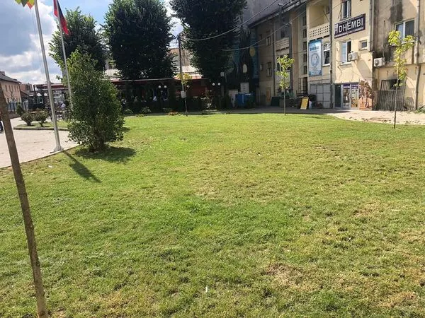 Mirëmbajtja e hapësirës së gjelbërt,kositja dhe pastrimi i barit,mbledhja e mbeturinave tek sheshi "Ramadan Rexhepi".