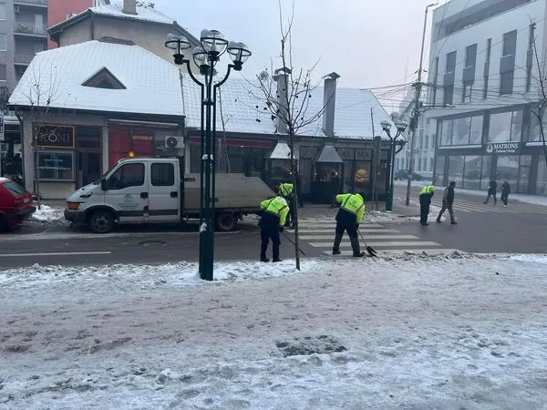 Pastrimi i trotuareve nga punëtorët e NPL"Ambienti"Ferizaj.