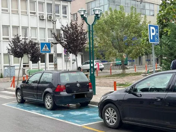 Ju bëjmë thirrje dhe njejtën kohë ju lusim🙏, që në asnjë moment, të mos parkoni veturat e juaja në hapësirat e rezervuara për persona me aftësi të kufizuar 👩‍🦽♿️🅿️ nëse nuk je person me aftësi të kufizuar.