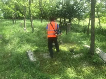Pastrimi dhe kositja e barit te varrezat Ortodokse në fshatin Bablak.