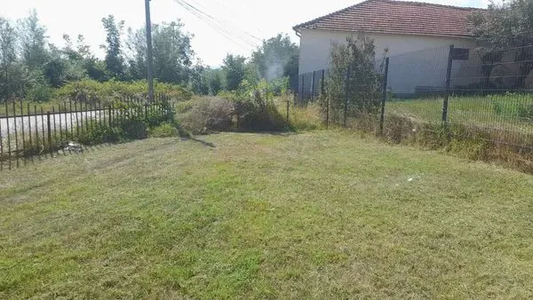 Punëtorët e sektorit të operativës🦺 të NPL "Ambienti" Ferizaj, gjatë ditës së sotme kanë bërë mirëmbajtjen e hapësirës gjelbëruese, kositjen dhe largimin e barit tek Lapidari "Dëshmorët dhe Martirët"në fshatin Gaçkë.
