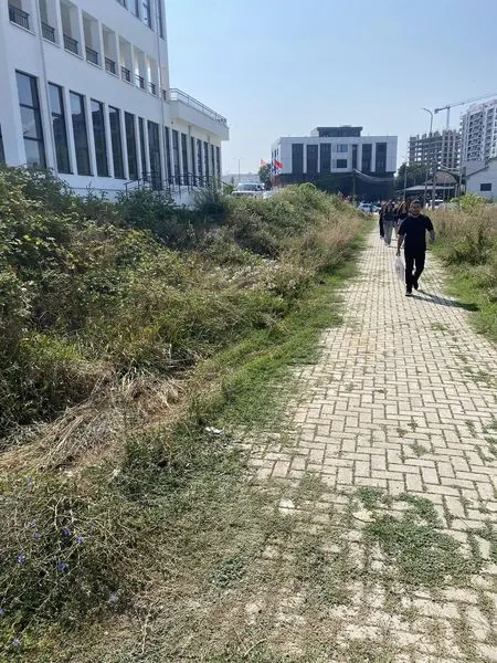 👷🏻‍♂️NPL “Ambienti” gjatë ditës së sotme ka vazhduar aksionin për rregullimin e hyrjeve alternative të dy shkollave të mesme në Ferizaj, duke krijuar qasje më të lehtë fizike të qytetarëve, përsonelit mësimor dhe nxënësve për, Gjimnazin "Kuvendi i Arbër