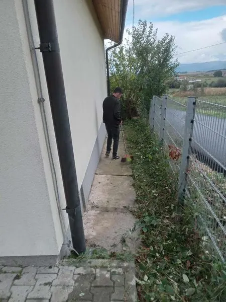 🌿 Kositja e barit dhe pastrimi i hapësirës për një ambient më të pastër dhe të shëndetshëm në ambulantën e mjekësisë familjare në fshatin Mirash! 👩‍⚕️🏡
