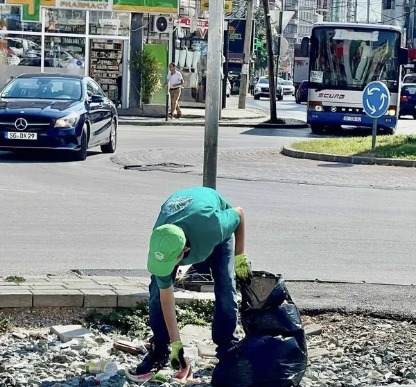 Mbledhja dhe largimi i mbeturinave përgjatë hekurudhës nga punëtorët e pa lodhur të  hapësirave të gjelbërta 🍀.
