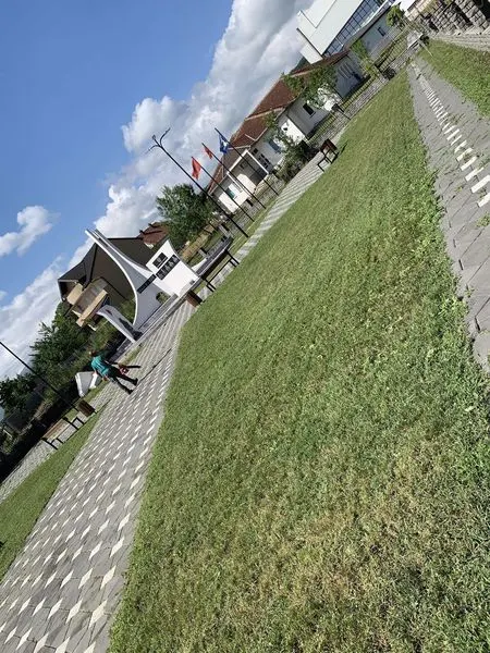 "Qendra e Mjekësisë Familjare", Obelisku "Maja e Lirisë" dhe në oborrin e Kopshtit të Fëmijëve 🛝🎠në fshatin Greme
