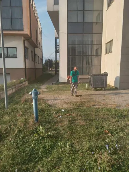 🌿🚜 Kositja e barit dhe pastrimi i ambientit tek Gjykata dhe Prokuroria Themelore në Ferizaj