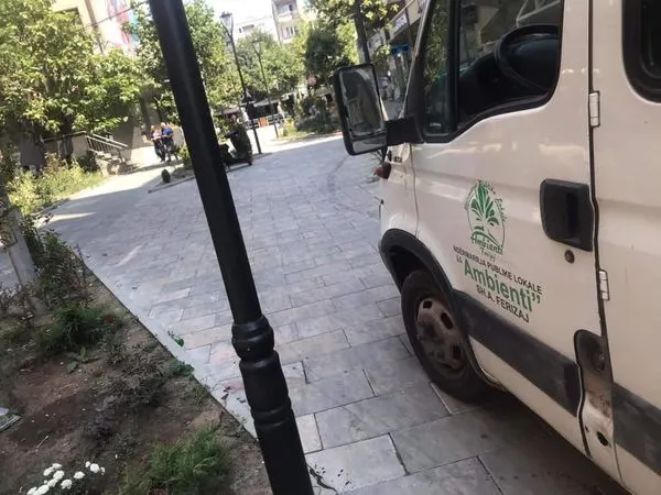 Ujitja e hapësirave gjelbëruese dhe drunjëve dekorativ në Sheshin "Dëshmorët e Kombit", tek Sheshi "Hyrë Emini" dhe "Tony Blair".