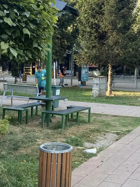 Të dashur qytetarë ju urojmë ditë të mbarë sot, me këto pamje të pastrimit të Bulevardit "Dëshmorët e Kombit".