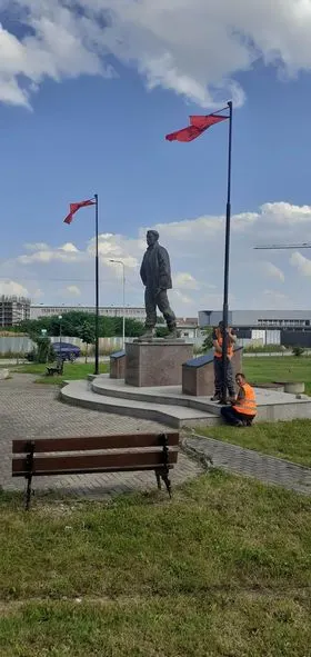 Vendosja e flamujve të ri tek Lapidari "Driton Islami". 🍀🇦🇱
