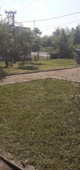 Kositja e barit dhe pastrimi i hapësirës gjelbëruese tek Lapidari i Dëshmorëve"Naim Sh.Beka,Ahmet H.Hoxha,Qamil M,Osmani"dhe Pllaka e Martirëve , në fshatin Pleshinë. 🍀