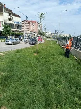 Kositja e barit, pastrimi i hapësirave gjelbëruese te parku dhe rrethrrotullimi në rr. "Ramadan Rexhepi". 🌳
