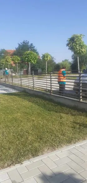 Mirëmbajtja e hapësirës së gjelbërt ,kositja dhe pastrimi i barit tek "Qendra e Mjekësisë Familjare "në fshatin Softaj. 🍀