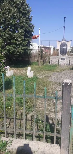 Mirëmbajtja e hapësirës së gjelbërt, kositja dhe pastrimi i barit tek Lapidari "Muhamet Kabashi" dhe "Rexhep Demiri" në fshatin Talinoc.