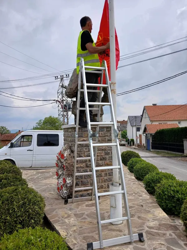 Vendosja e flamujve të ri 🇦🇱🇽🇰tek Lapidarët e Dëshmorëve në fshatin Greme dhe Gaçkë.