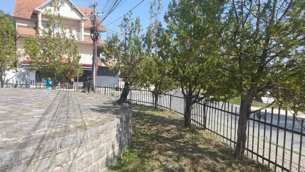 Punëtorët e sektorit të operativës🦺 të NPL "Ambienti" Ferizaj, gjatë ditës së sotme kanë bërë mirëmbajtjen e hapësirës gjelbëruese, kositjen dhe largimin e barit tek Lapidari "Dëshmorët dhe Martirët"në fshatin Gaçkë.