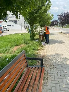 Mirëmbajtja e hapësirave të gjelbërta,kositja e barit dhe pastrimi i mbeturinave tek Salla e Sportit "Bill Klinton". 🍀
