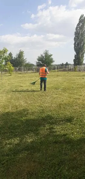 Mirëmbajtja e hapësirës së gjelbërt ,kositja dhe pastrimi i barit tek "Qendra e Mjekësisë Familjare 7 "në fshatin Neredime. 🍀