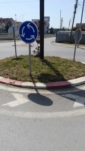 Mirëmbajtja e hapësirave të gjelbërta , kositja dhe pastrimi i barit te rrethrrotullimi afër (Plus marketit) dhe pjesët tjera të gjelbërta në rrugën  "Bajram dhe Gursel Sylejmani". 🍀