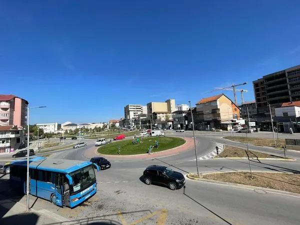 Pamje mahnitëse tek parku dhe rrethrrotullimi ♻️në rrugën "Uran Tinova", dhe në pjesët tjera të gjelbërta, pas mirëmbajtjes dhe kositjes së barit me një përkushtim dhe kujdes të detajuar🍀.