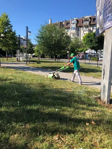 Mirëmbajtja e hapësirave të gjelbërta , kositja dhe pastrimi i barit tek sheshi "Ismail Kadare" . 🍀