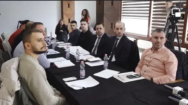 Takimi në tryezën e diskutimit të organizuar nga Rrjeti i OJQ-ve AVONET dhe KDI.