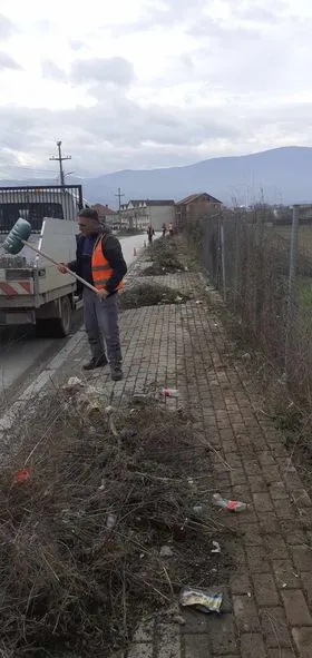 🦺Punonjësit e NPL "Ambienti" kanë marr aksion për lirimin e trotuarit nga barishtet dhe mbetjeve tjera në Rrugën "Naim Beka ".