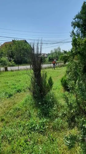 Mirëmbajtja e hapësirës së gjelbërt,kositja dhe pastrimi i barit tek  Lapidari "Dëshmorët dhe Martirët" në fshatin Gaqkë. 🍀