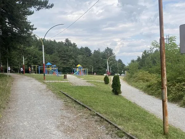Mirëmbajtje dhe kujdesje e çdo ditëshme në Parkun Liria.