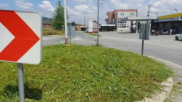 Mirëmbajtja e hapësirës së gjelbërt,kositja dhe pastrimi i barit tek rrethi dhe Lapidari "Dëshmorët dhe Martirët" në fshatin Gaqkë. 🍀