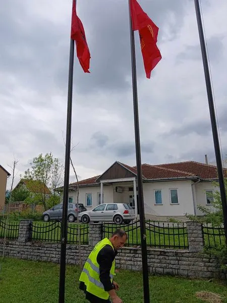 Vendosja e flamujve të ri 🇦🇱🇽🇰tek Lapidarët e Dëshmorëve në fshatin Greme dhe Gaçkë.