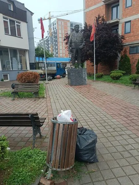 Mbledhja e mbeturinave dhe mirëmbajtja e hapësirës së gjelbërt tek Lapidari "Agim Matoshi ". E Diele  04/Qershorë 🍀