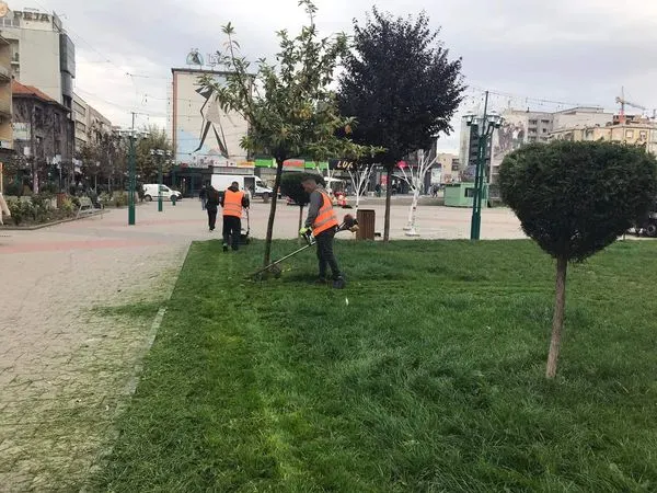 👷🏻‍♂️ Mirëmbajtja e hapësirave gjelbëruese, përball Komunës së Ferizajt dhe pjesët tjera të qytetit.